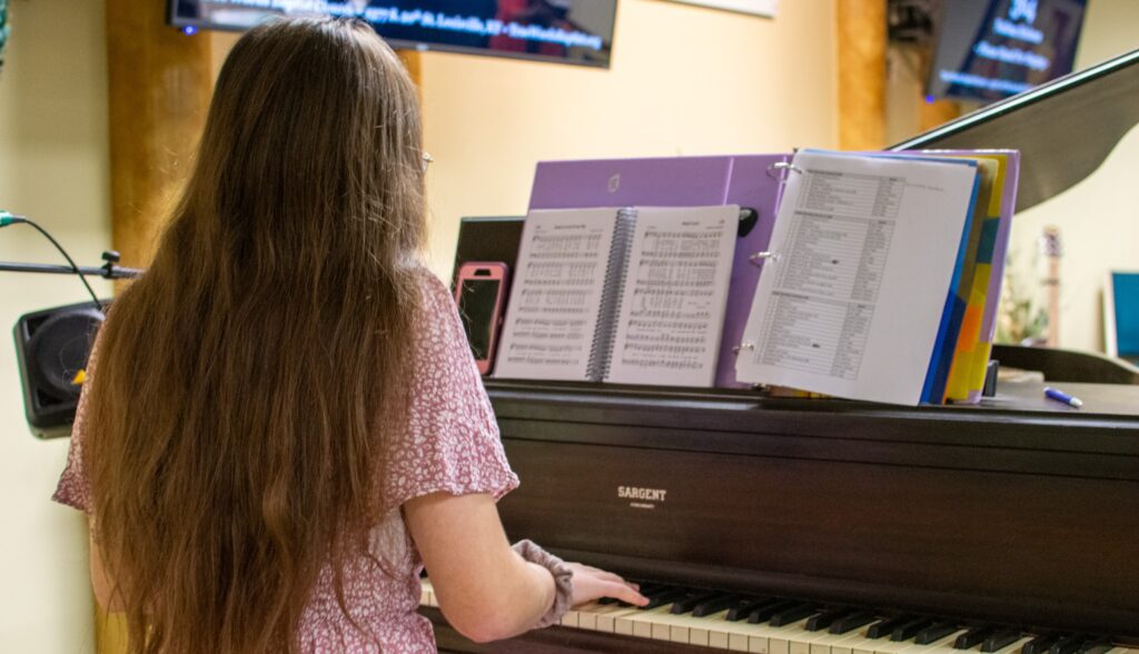 callie tapp playing the piano at true words baptist church